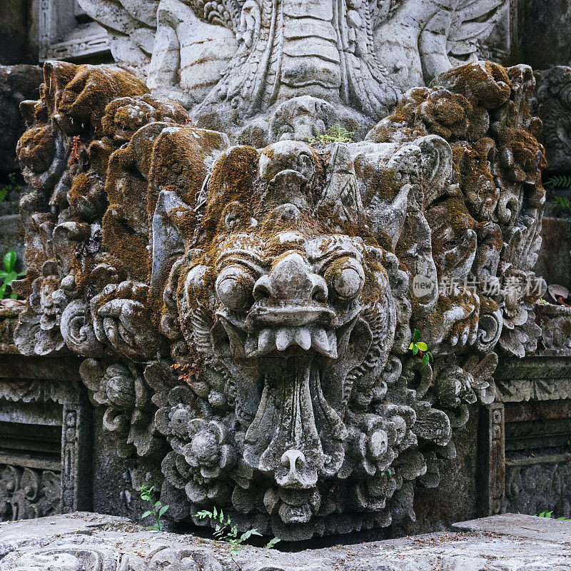 乌布Pura Gunung Lebah寺庙的巴厘巴龙石雕